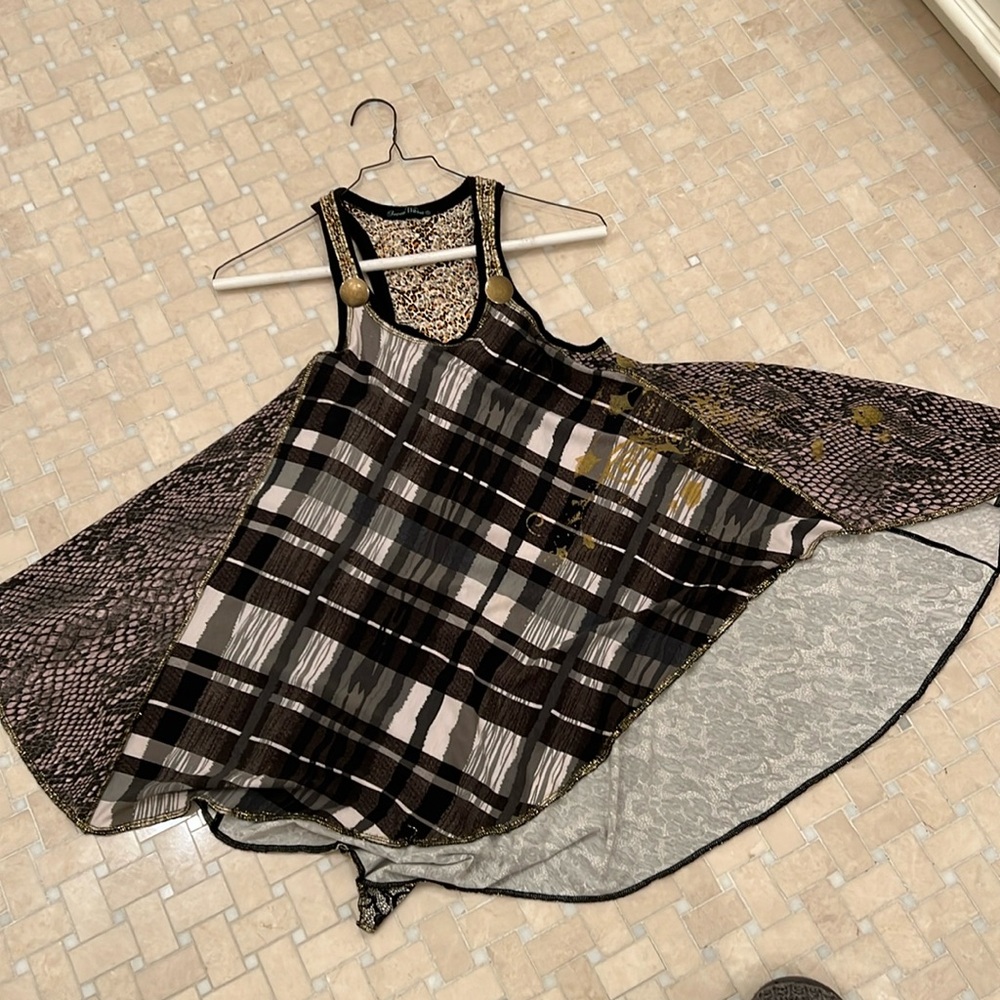 Very cute high low top, wear with leggings or jeans